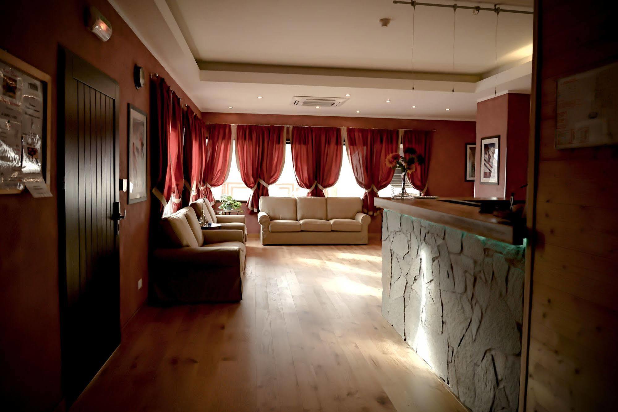 Hotel Turan เลส์เดอซาลป์ ภายนอก รูปภาพ